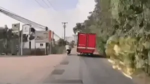 Người đi xe máy trượt ngã vào gầm xe tải