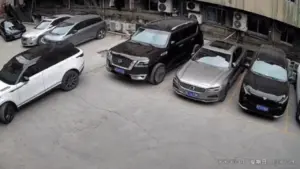 Tài xế lùi xe rơi trúng hai ôtô khác