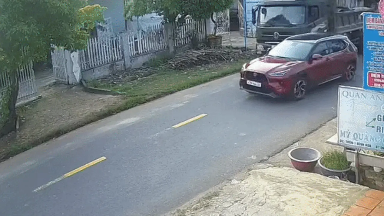 Vượt ẩu, xe con bị xe tải đâm xoay ngang